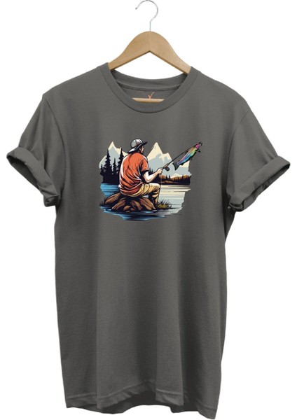 Fishing Balıkçılık Baskılı Olta ile Alabalık Avı %100 Pamuk Regular Fit T-Shirt