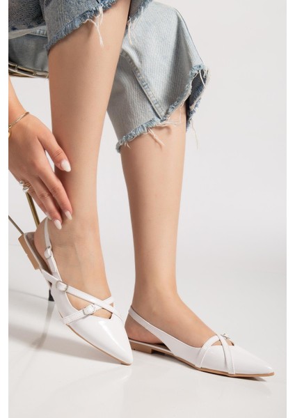 Badın Babet Beyaz Rugan Çapraz Bantlı Arka Açık Sivri fiyatları