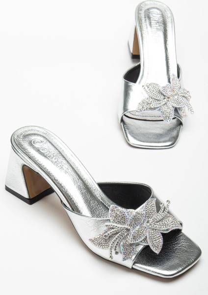 Kadın Topuklu Terlik Gümüş Cilt Taşlı Yaprak Aksesuarlı