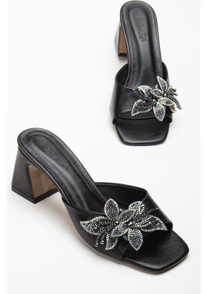 Kadın Topuklu Terlik Siyah Cilt Taşlı Yaprak Aksesuarlı