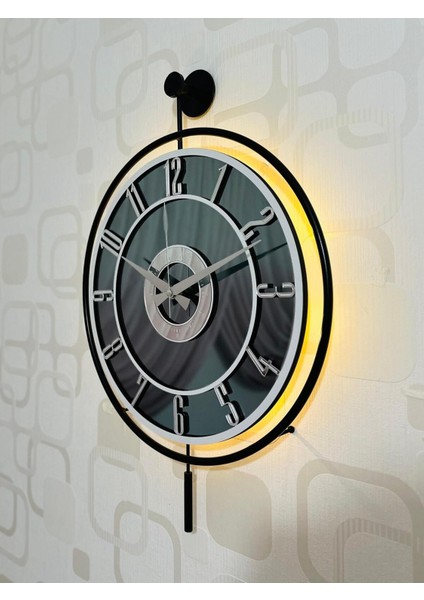 Modern Işıqlı Metal Cam Duvar Saati, Şık ve Zarif Tasarım Seçenekleriyle.