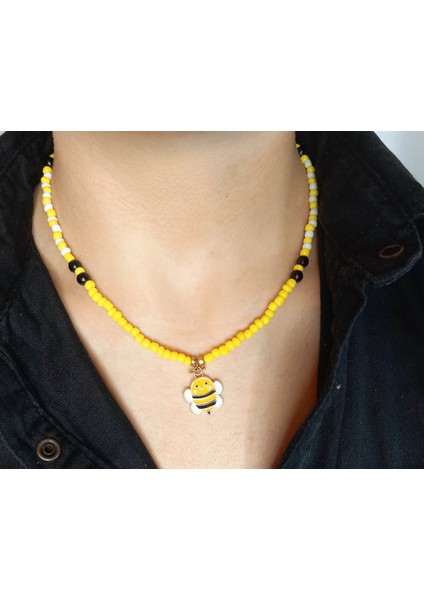 Arı Figürlü Kolye, Arı Figürlü Sarı Boncuk Kolye, Renkli El Yapımı Yazlık Trend Kadın Kolyesi, Siyah Cam Incili Arı Figürlü Kolye, Sevimli ve Şık Tasarım Arı Figürlü Kolye, Inci Kolye