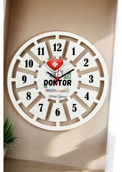 Beyaz 40CM Tatlı Doktora Temalı Duvar Saati, Şık ve Zarif Tasarım