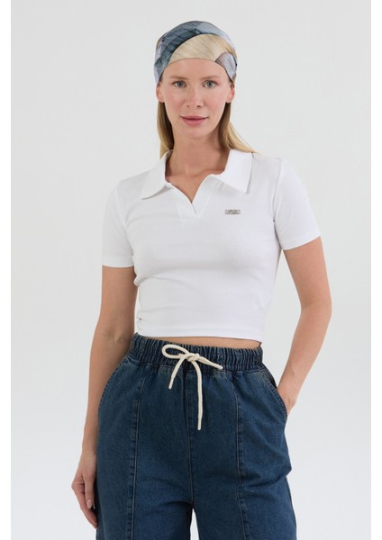 Yakası Aksesuar Detaylı Polo Yaka Crop Tişört