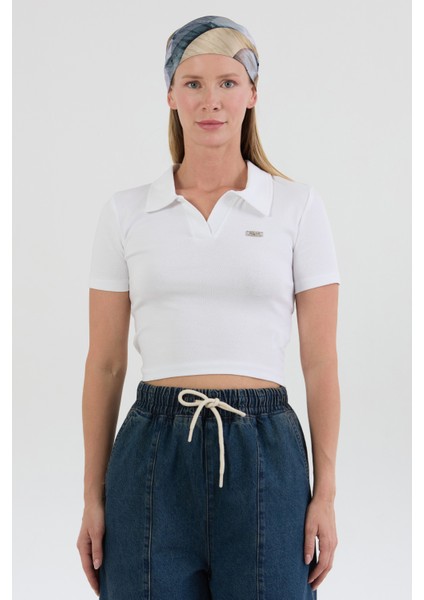 Yakası Aksesuar Detaylı Polo Yaka Crop Tişört