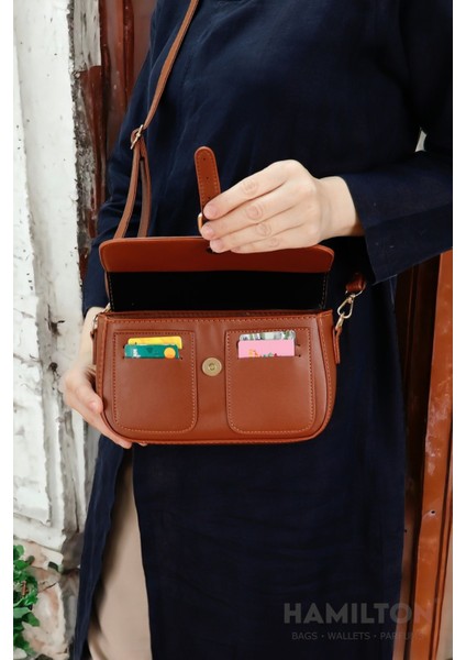 Orijinal Kadın Kartlıklı Taba Çapraz Ayarlanabilir Askılı Astarlı Deri Baget Günlük Omuz Çantası fiyatları