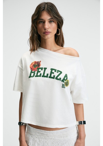 Qaly Kadın Kayık Yaka Tek Omuz Kısa Kol Ön ve Arka Baskı Detaylı Relaxed Ekru T-Shirt
