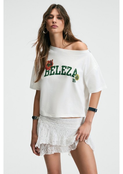 Qaly Kadın Kayık Yaka Tek Omuz Kısa Kol Ön ve Arka Baskı Detaylı Relaxed Ekru T-Shirt