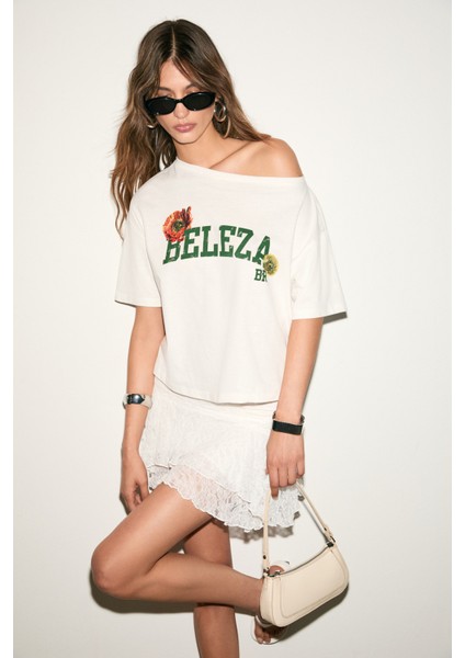 Qaly Kadın Kayık Yaka Tek Omuz Kısa Kol Ön ve Arka Baskı Detaylı Relaxed Ekru T-Shirt