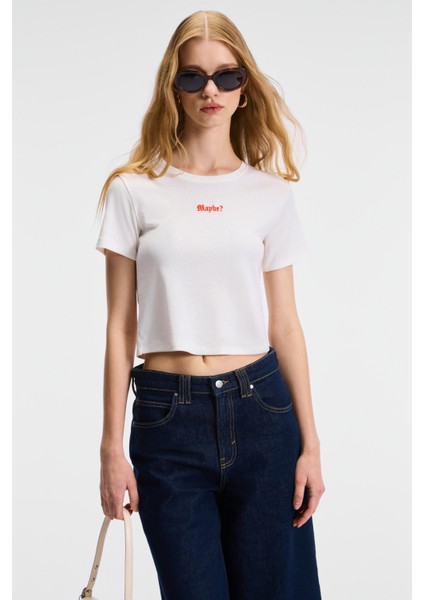 Zeraya Kadın Bisiklet Yaka Kısa Kollu Önde Nakış Detaylı Crop Beyaz T-Shirt