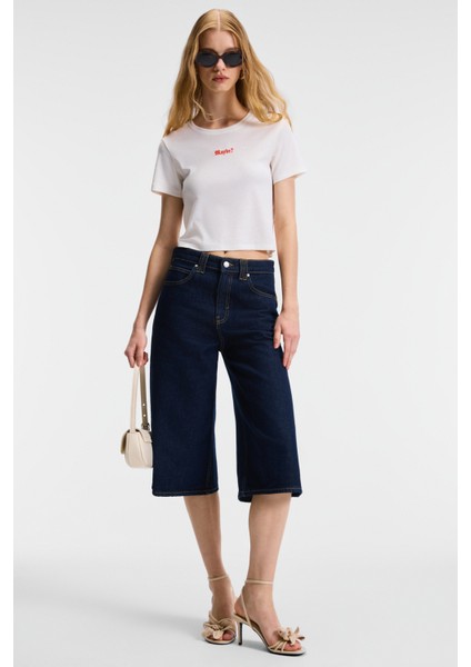 Zeraya Kadın Bisiklet Yaka Kısa Kollu Önde Nakış Detaylı Crop Beyaz T-Shirt modelleri