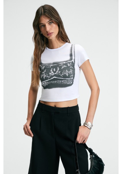 Seraya Kadın Bisiklet Yaka Kısa Kollu Önü Baskılı Crop Beyaz T-Shirt