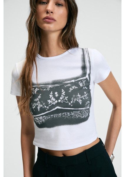 Seraya Kadın Bisiklet Yaka Kısa Kollu Önü Baskılı Crop Beyaz T-Shirt modelleri