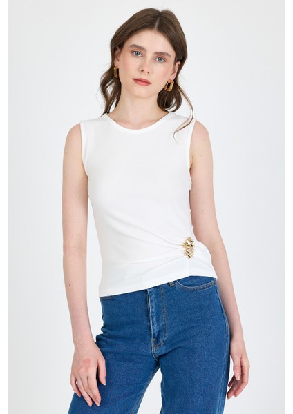 Beyaz Yan Toka Detaylı Büzgülü Kolsuz Bluz 020