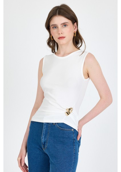 Beyaz Yan Toka Detaylı Büzgülü Kolsuz Bluz 020 fiyatları