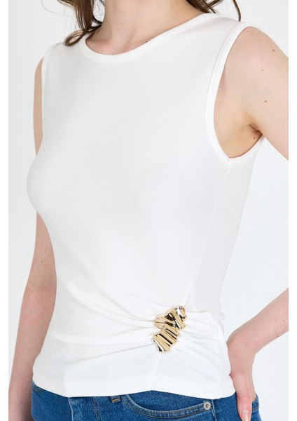 Beyaz Yan Toka Detaylı Büzgülü Kolsuz Bluz 020 fırsatları