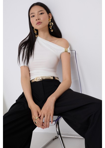 Aksesuar Detay Cutout Beyaz Bluz