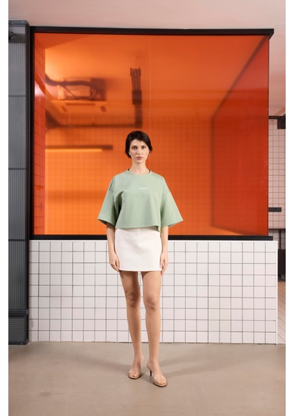 Arka Baskı Detaylı Kadın Crop T-Shirt