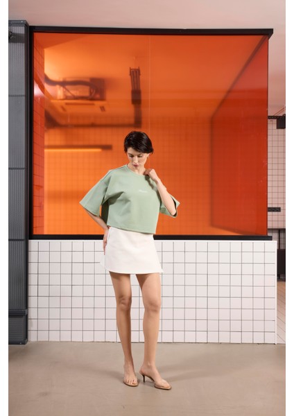 Arka Baskı Detaylı Kadın Crop T-Shirt fiyatları