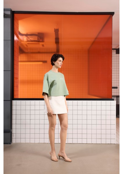 Arka Baskı Detaylı Kadın Crop T-Shirt modelleri