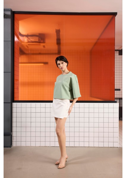 Arka Baskı Detaylı Kadın Crop T-Shirt fırsatları