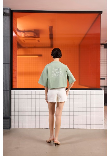 Arka Baskı Detaylı Kadın Crop T-Shirt indirimleri