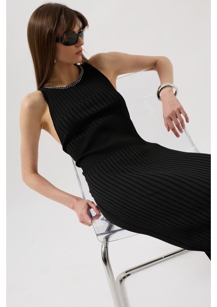 Halter Yaka Zincir Aksesuarlı Çapraz Askılı Elbise