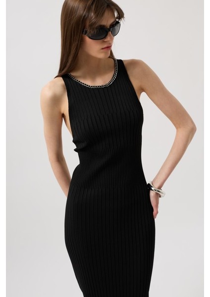 Halter Yaka Zincir Aksesuarlı Çapraz Askılı Elbise modelleri