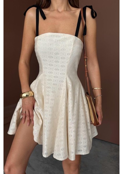 Bej Omzu Bağcıklı Elbise fırsatları