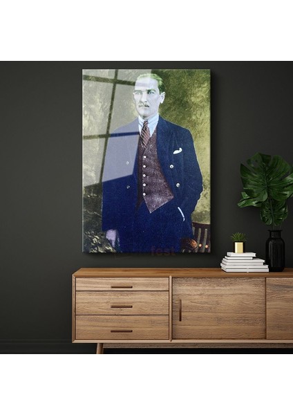 Yeşil Fonlu Atatürk - Lacivert Ceket Portresi Cam Tablo