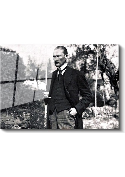 Bahçede Atatürk - Siyah Beyaz Klasik Portre Cam Tablo