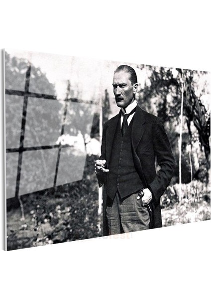 Bahçede Atatürk - Siyah Beyaz Klasik Portre Cam Tablo