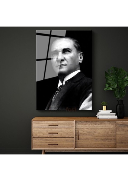 Siyah Fonlu Atatürk - Karizmatik Portre Cam Tablo