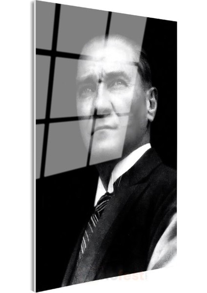 Siyah Fonlu Atatürk - Karizmatik Portre Cam Tablo