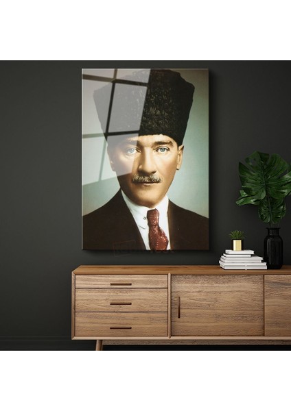 Siyah Kalpaklı Atatürk - Klasik Portre Cam Tablo