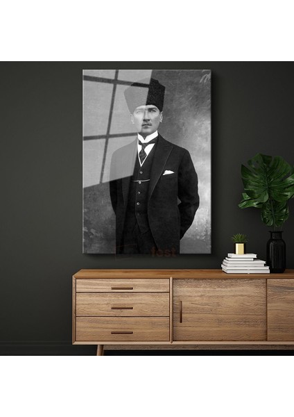 Siyah Kalpaklı Atatürk - Klasik Duruş Cam Tablo