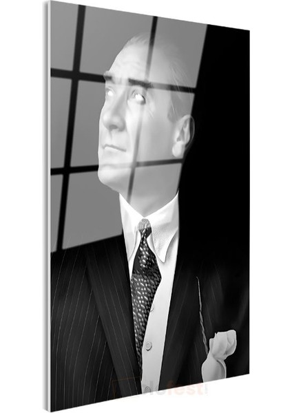 Yukarı Bakan Atatürk - Siyah Fonda Şık Portre Cam Tablo
