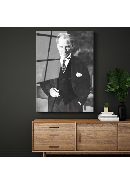 Takım Elbiseli Atatürk - Siyah Beyaz Klasik Portre Cam Tablo