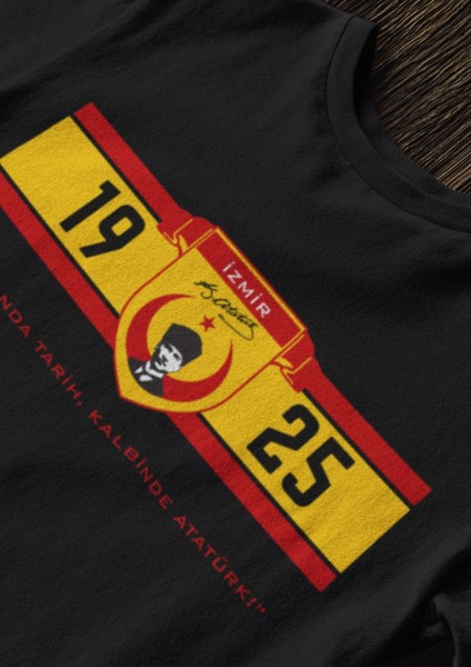 Formanda Tarih, Kalbinde Atatürk Bisiklet Yaka Yüksek Kalite Baskılı Siyah T-Shirt