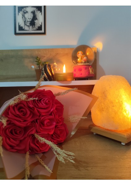 Solmayan 9’lu Saten Goncalı Kırmızı Gül