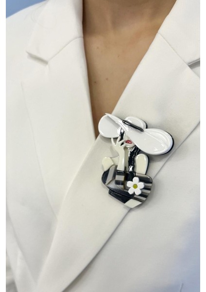 Akrilik Beyaz Fötr Şapkalı Kadın Broş (6*6cm)