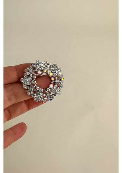 Gümüş Rengi Yusufçuk Detay Taşlı Çelenk Broş (4cm)