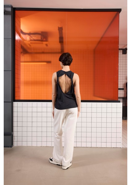 Bisiklet Yaka Sırtı Bağlama Detaylı Kadın T-Shırt fırsatları