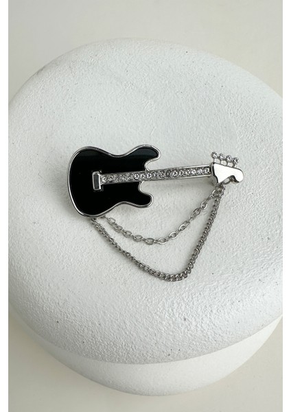 Gümüş Rengi Zincir Detaylı Taşlı Mineli Gitar Broş (5cm) modelleri