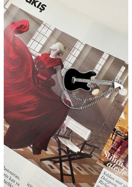 Gümüş Rengi Zincir Detaylı Taşlı Mineli Gitar Broş (5cm) fırsatları