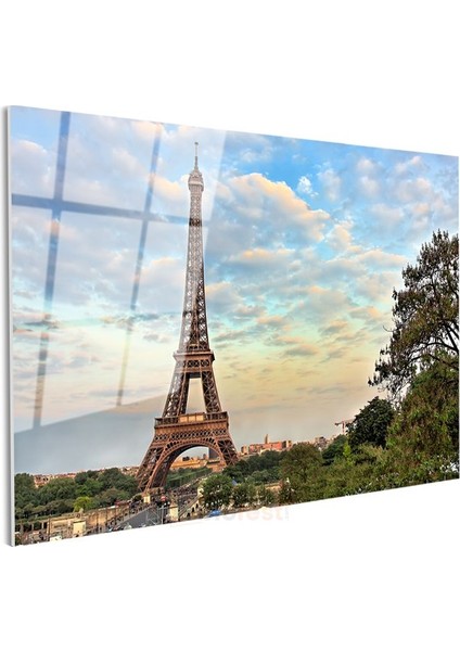 Eyfel Kulesi - Bulutlu Gökyüzü Perspektifi Cam Tablo modelleri