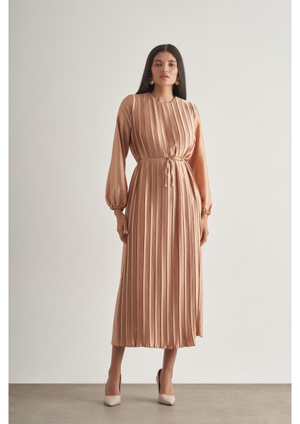 Saten Dokulu Ince Piliseli Bej Rengi Maksi Elbise