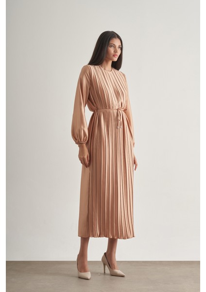 Saten Dokulu Ince Piliseli Bej Rengi Maksi Elbise fiyatları