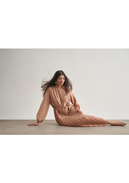 Saten Dokulu Ince Piliseli Bej Rengi Maksi Elbise modelleri