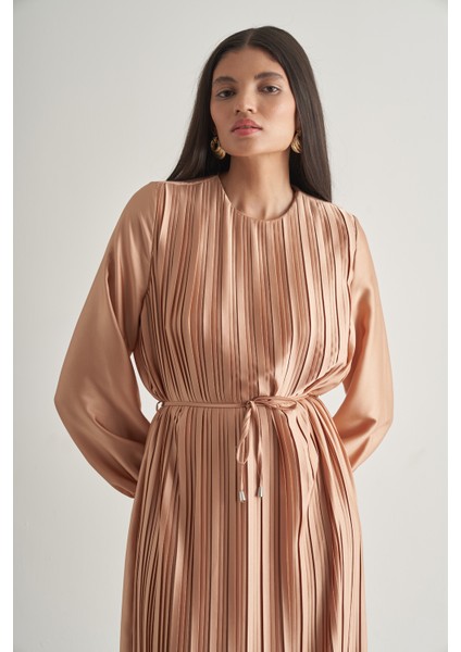 Saten Dokulu Ince Piliseli Bej Rengi Maksi Elbise fırsatları